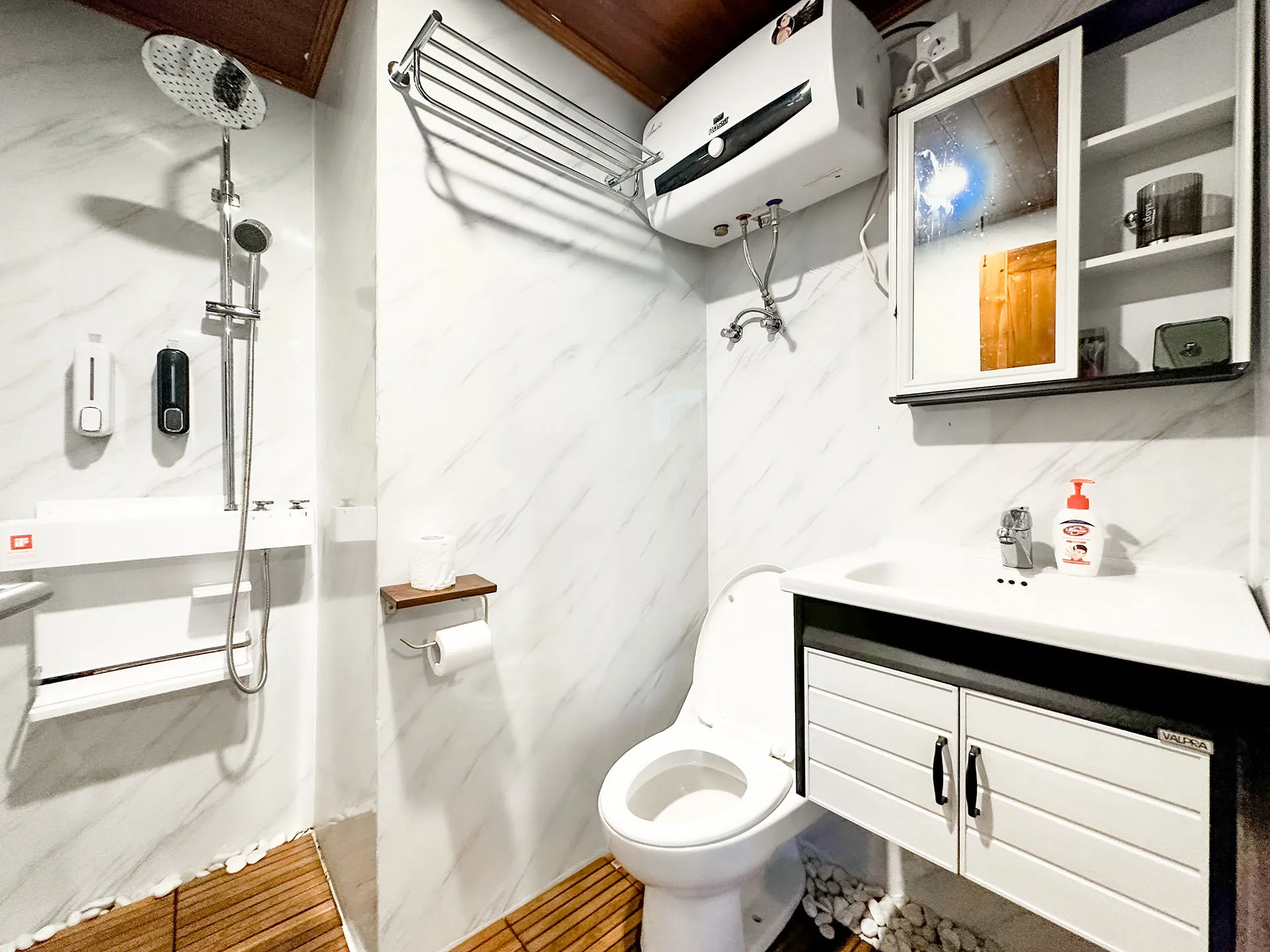 Bathroom_Deluxe Cabin_Neptune