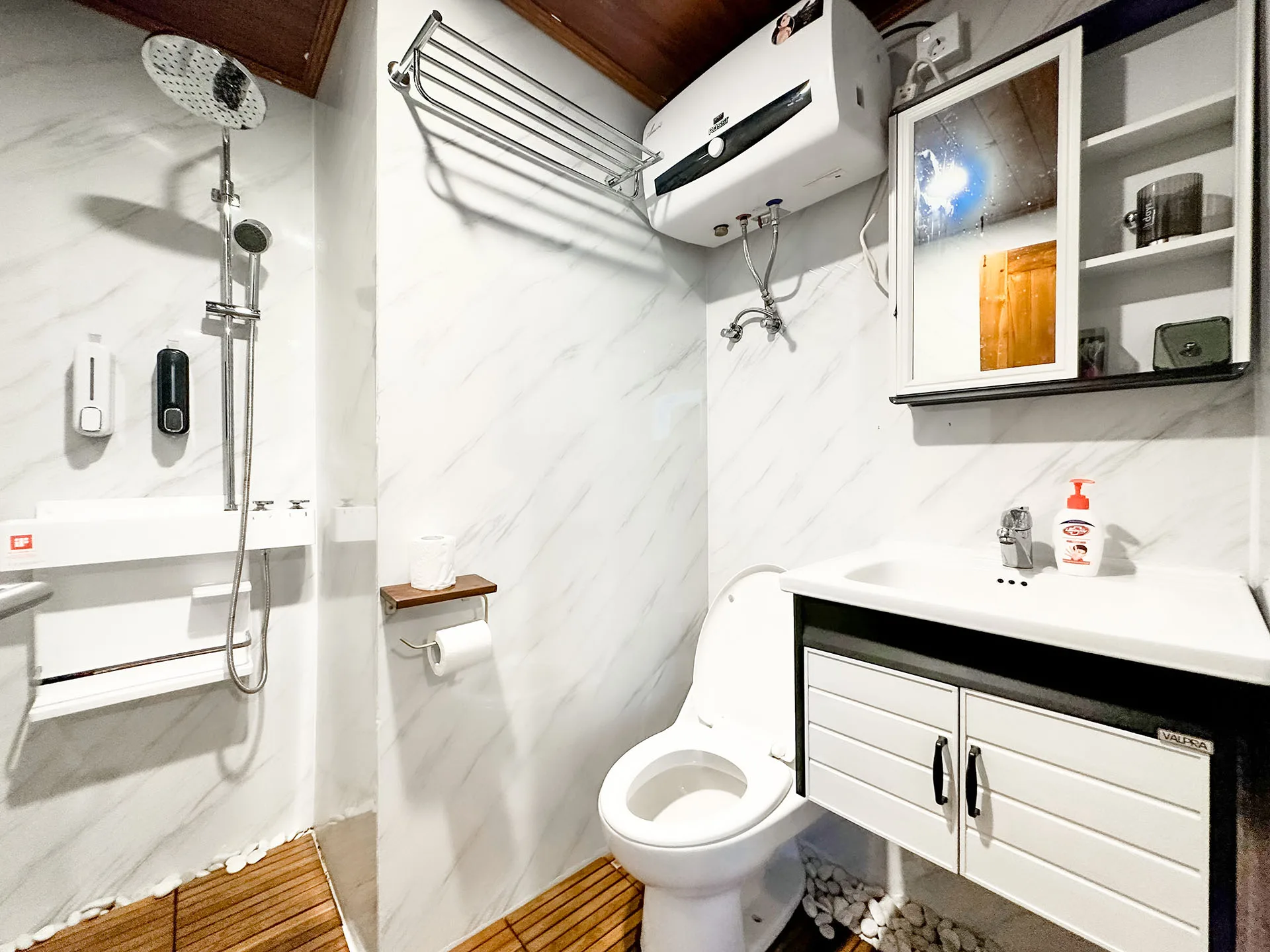 Bathroom_Junior Suite Cabin_Neptune