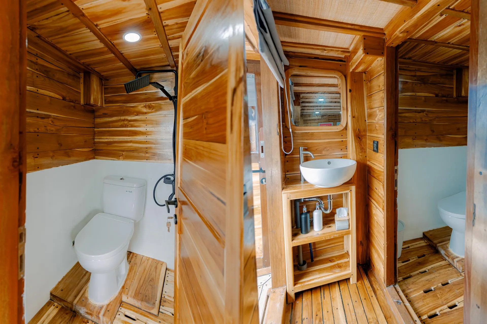 Bathroom_Nirwana Room_Barakati Cruises
