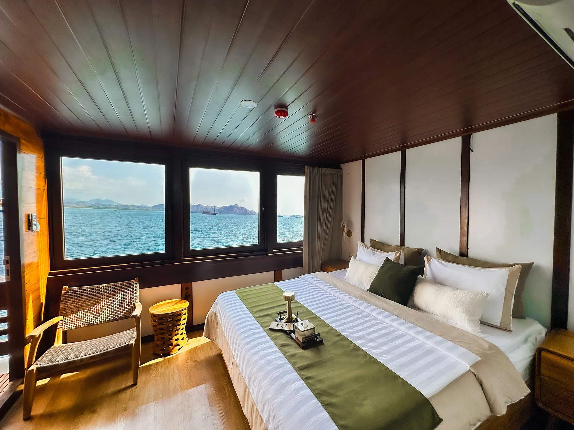 Bedroom Ocean View_1_Deluxe Cabin_Neptune