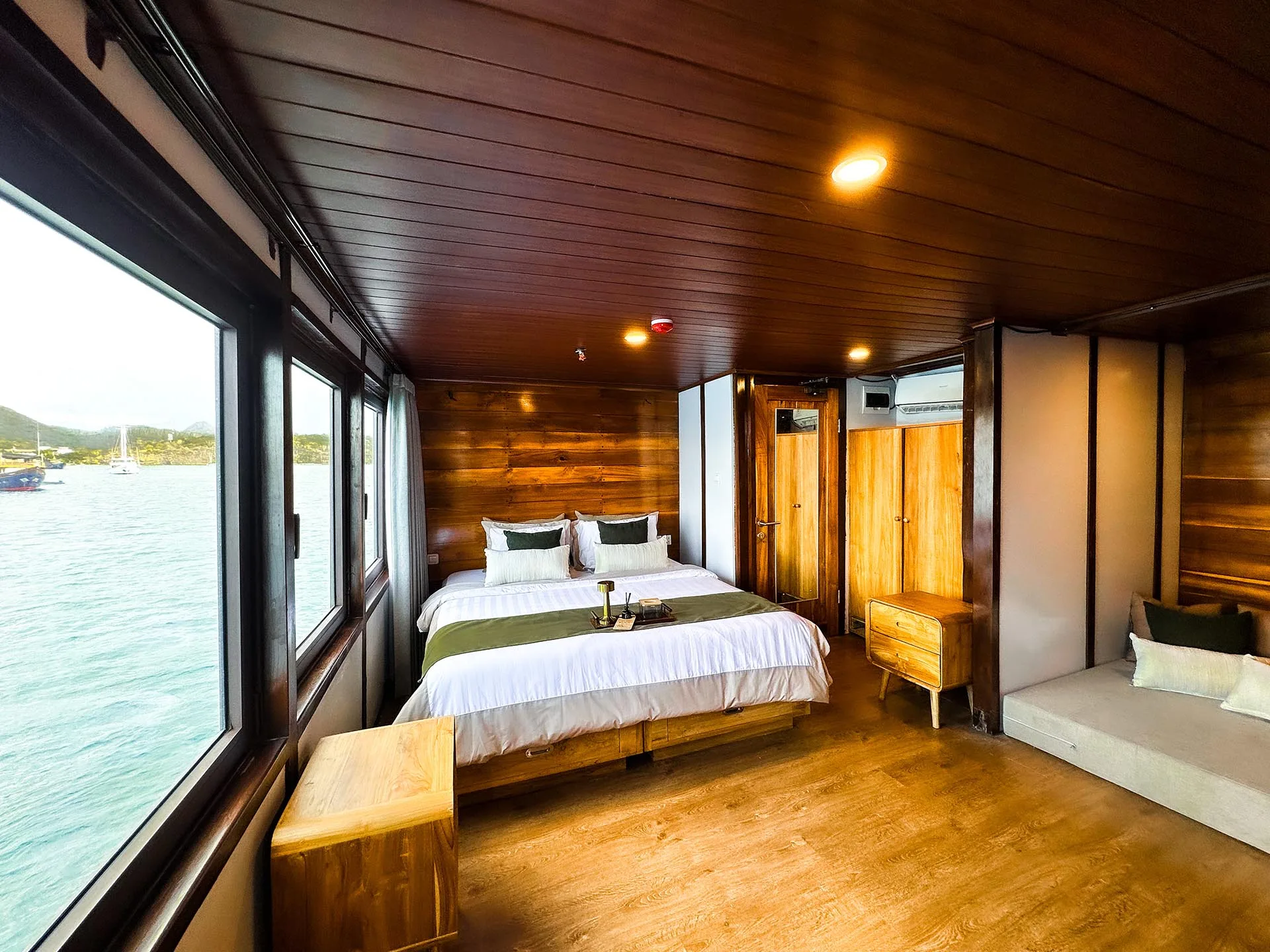 Bedroom_1_Junior Suite Cabin_Neptune