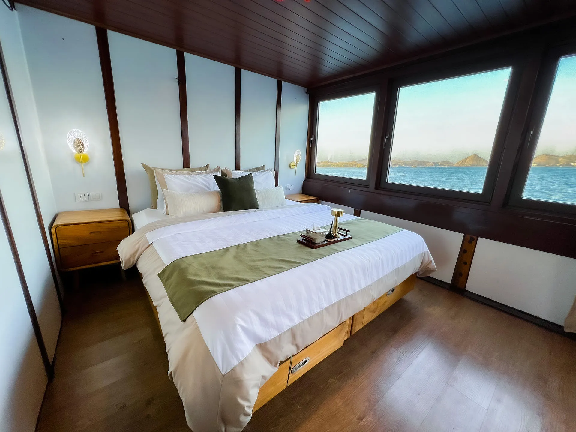 Bedroom_Deluxe Cabin_1_Neptune