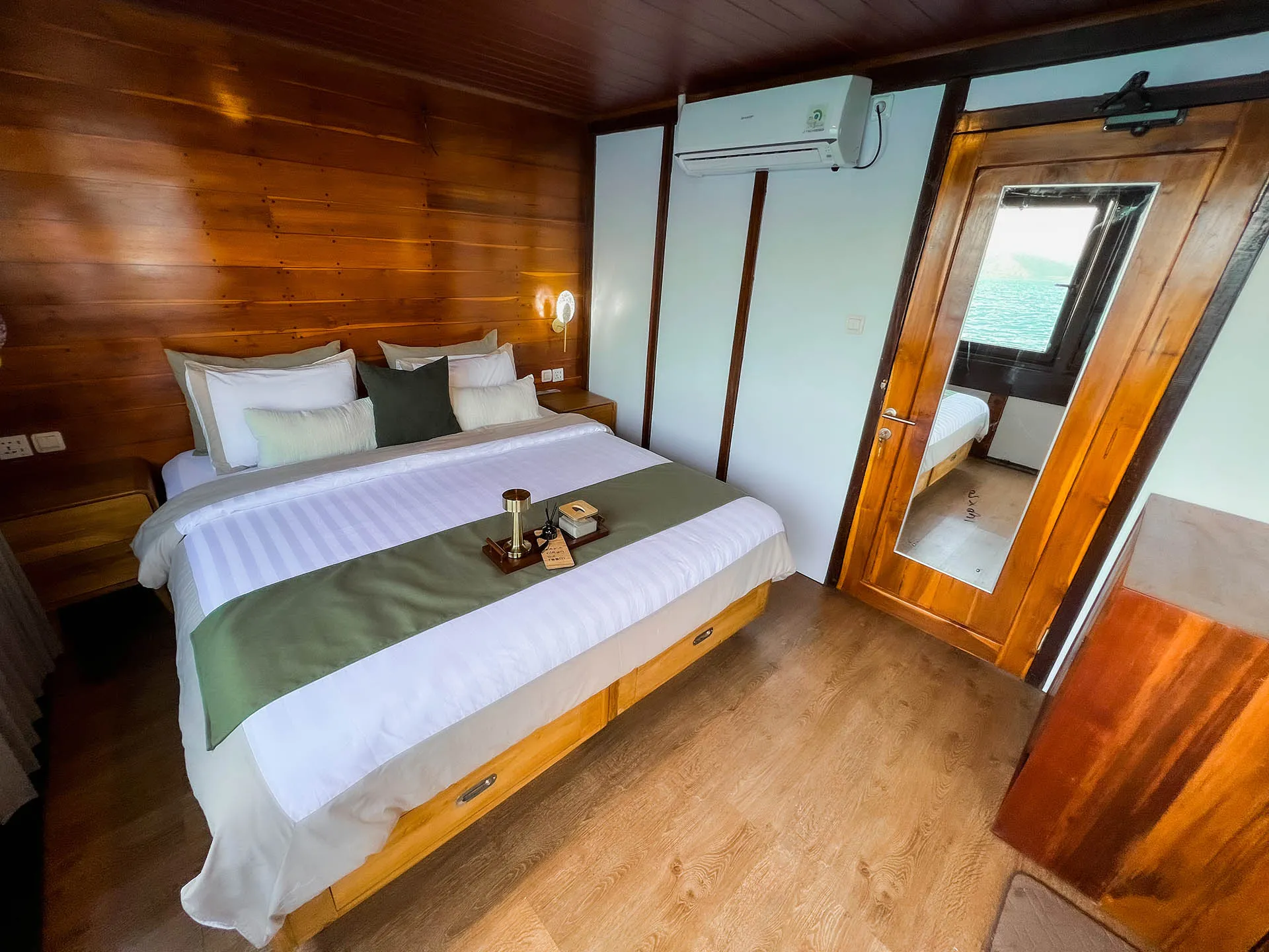 Bedroom_Deluxe Cabin_3_Neptune