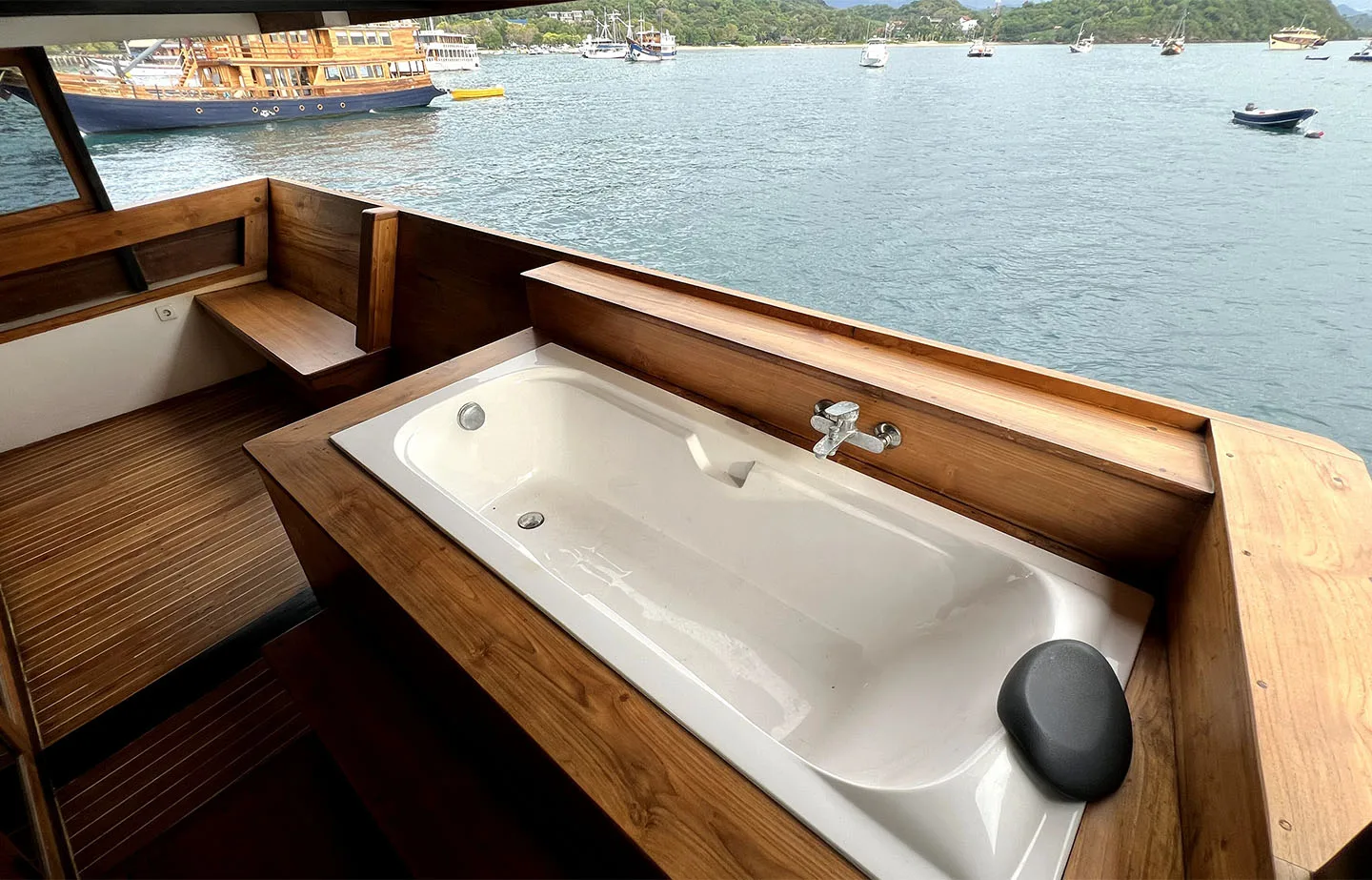 Balcony with Outdoor Bathtub 1_Suite Cabin_Panrita Liveaboard