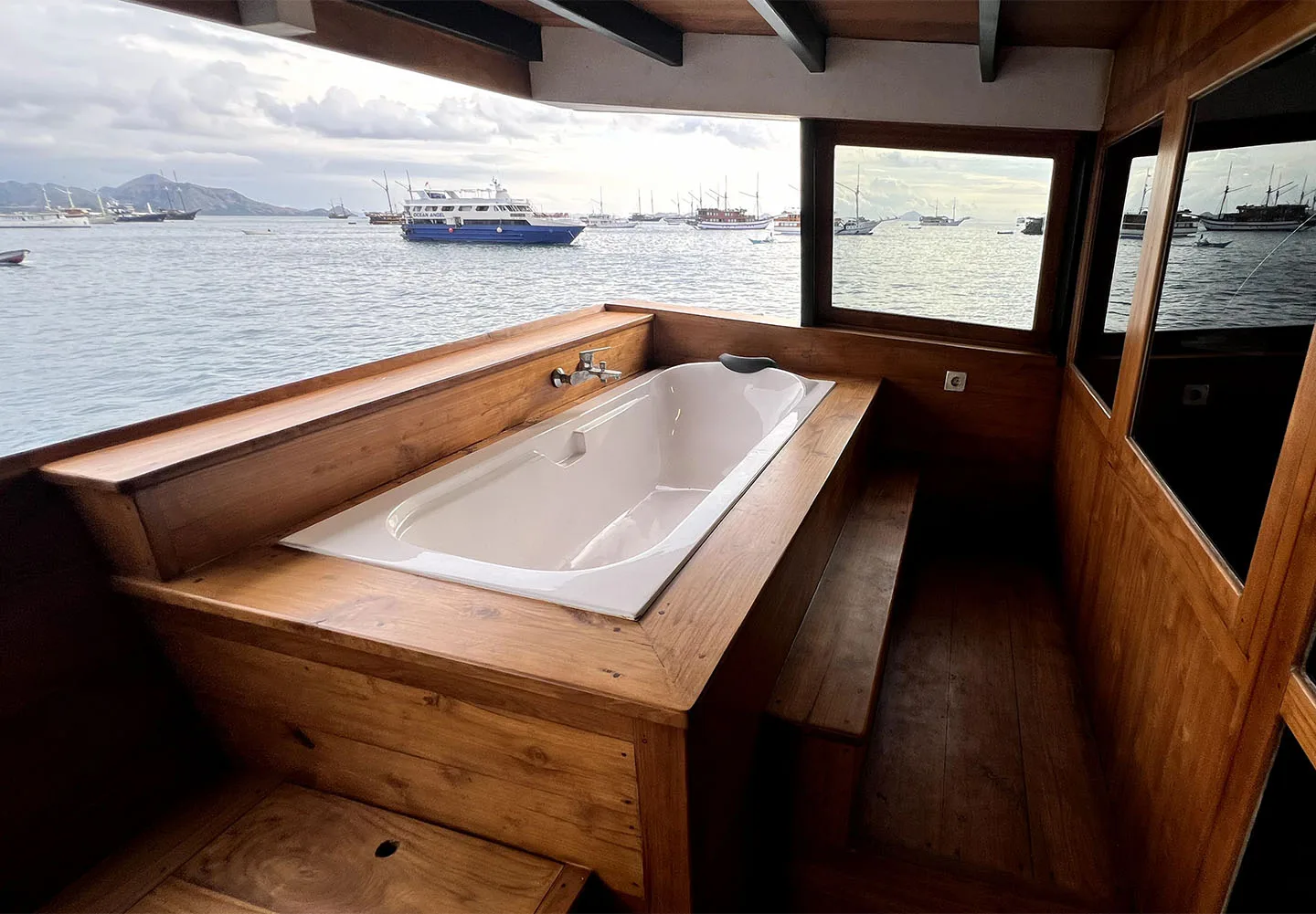 Balcony with Outdoor Bathtub_Suite Cabin_Panrita Liveaboard