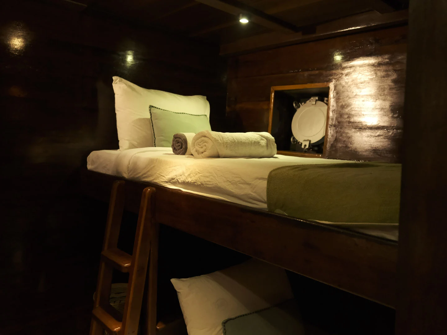 Bedroom 1_Deluxe Twin Cabin_Behike