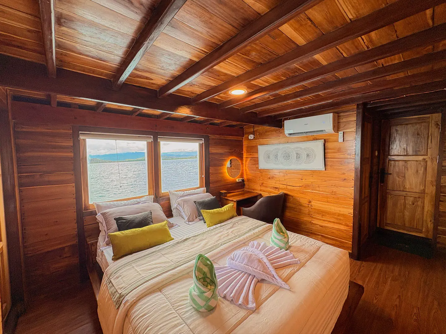 Bedroom Master Balcony 2-Sundari Voyage