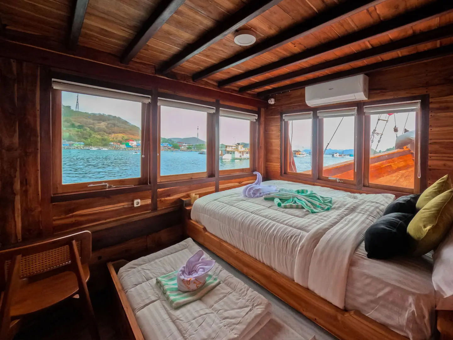 Bedroom with Singel Bed Deluxe Balcony 2-Sundary Voyage