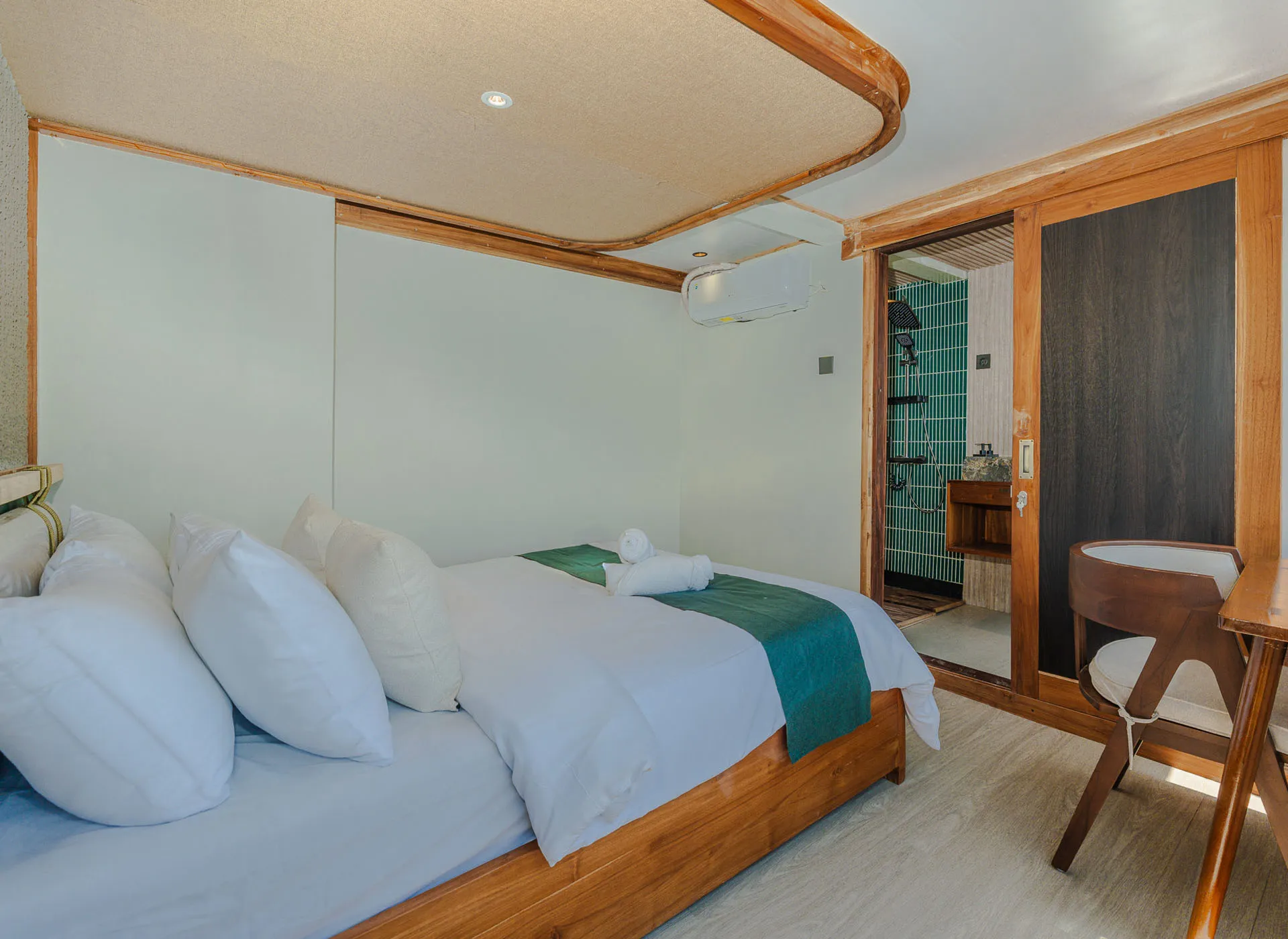 Marea-Deluxe Cabin-Bedroom