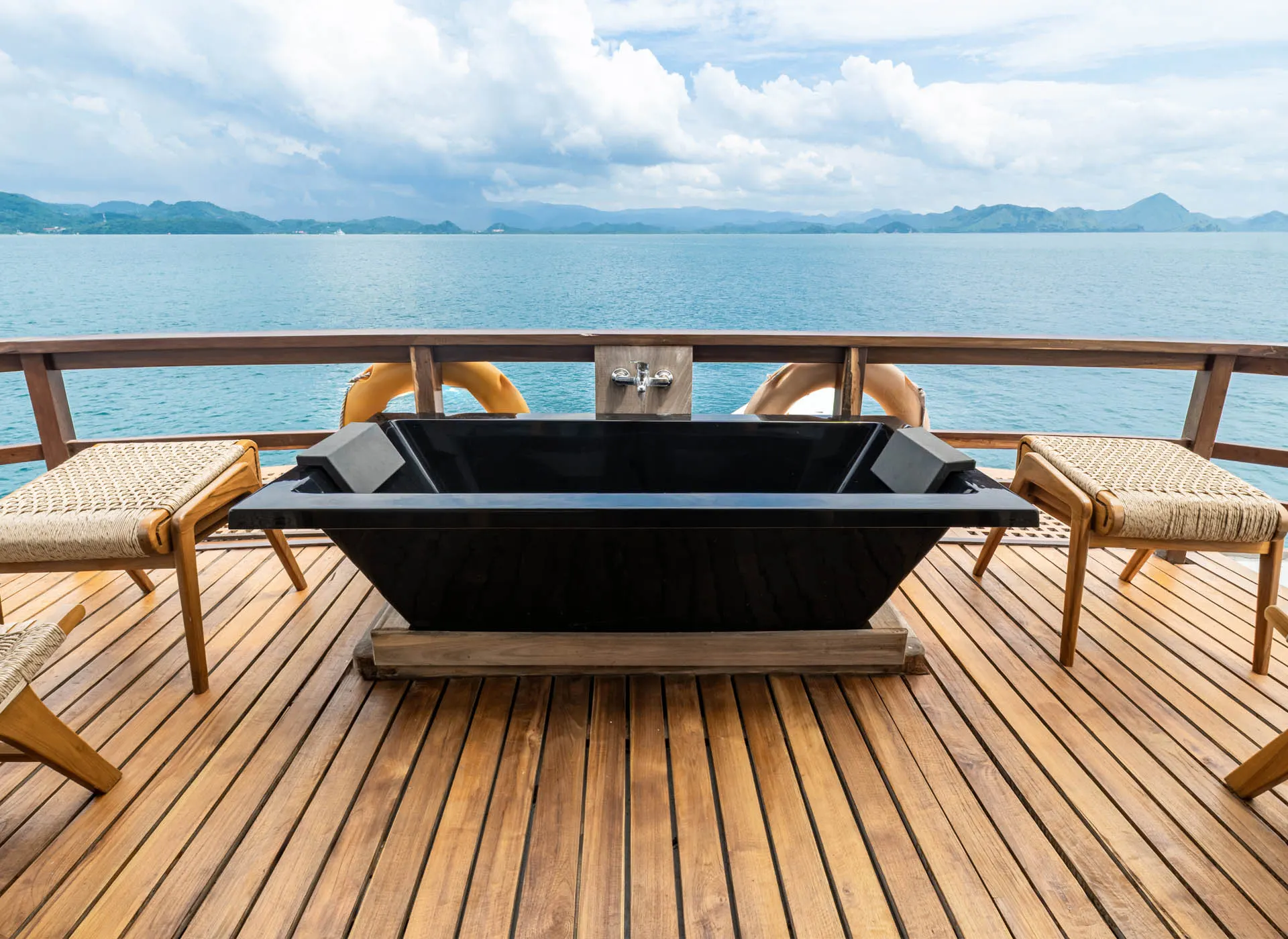 Marea-Royal Cabin- Balcony Jacuzzi
