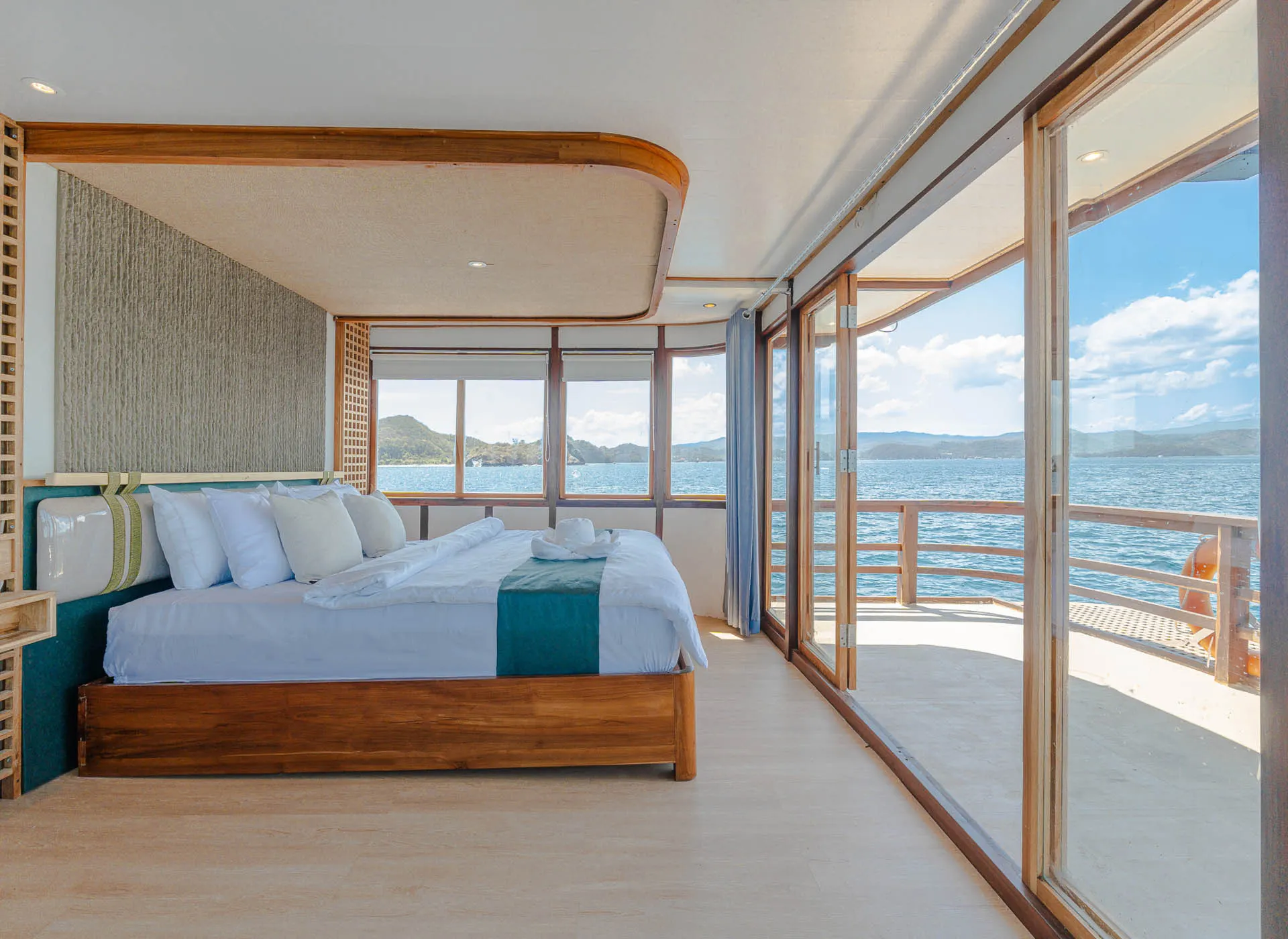 Marea-Royal Cabin-Bedroom